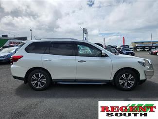 2017 Nissan Pathfinder - Thumbnail