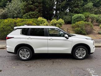 2022 Mitsubishi Outlander - Thumbnail