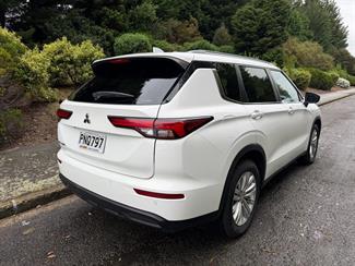 2022 Mitsubishi Outlander - Thumbnail