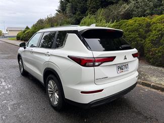 2022 Mitsubishi Outlander - Thumbnail