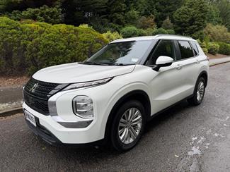 2022 Mitsubishi Outlander - Thumbnail